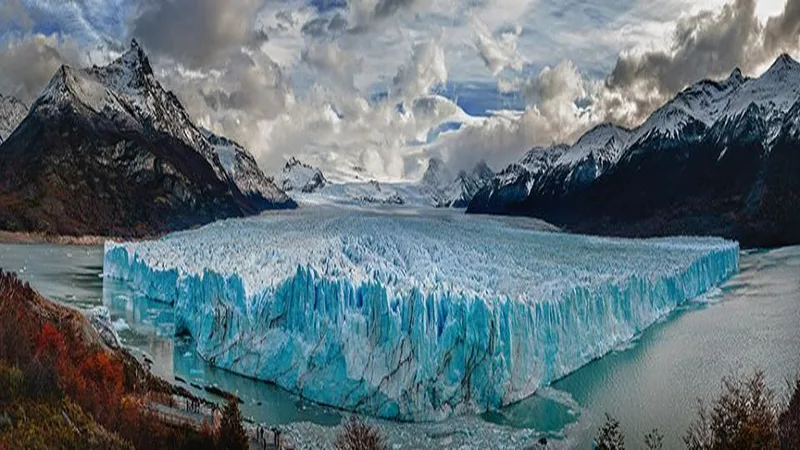 Frente de hielo del Glaciar Perito Moreno con turistas en pasarelas