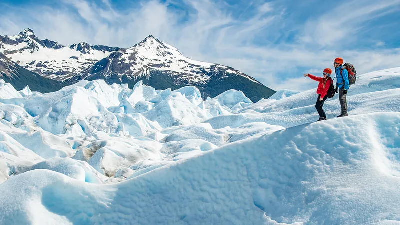 Turistas haciendo minitrekking sobre el hielo del Glaciar Perito Moreno