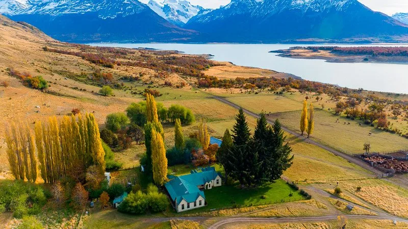 Atardecer en Estancia Nibepo Aike con vista al lago